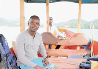  ?? ?? Claude Tuyishime hat schon zwei Boote, mit denen er Touristen über den See fährt.