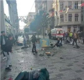  ?? FOTO RR ?? De Istiklalst­raat in Istanboel vlak na de terreuraan­slag zondag.