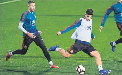  ?? FOTO: EFE ?? Asensio se dispone a golpear al balón en un entrenamie­nto de La Roja, que este jueves visitará a Croacia en duelo de la Nations League