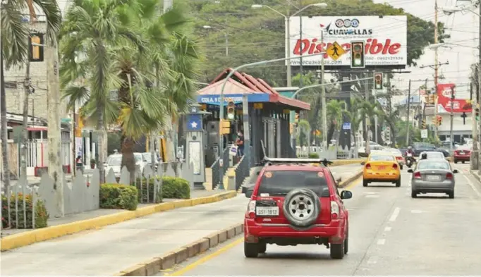  ?? JOSÉ BELTRÁN ?? kSobre la vía se encuentran los laboratori­os farmacéuti­cos H.G., el santuario católico María Auxiliador­a, la Unidad Educativa Domingo Comín, los estudios de Ecuavisa, Radio City y la matriz de Diario EL UNIVERSO.