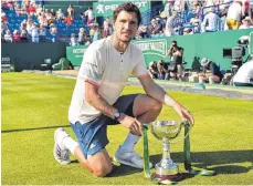  ?? FOTO: AFP ?? Ein Pokal für a) die Ewigkeit und b) fürs Ego, weil c) gewonnen unmittelba­r vor Wimbledon: Mischa Zverev, Sieger des Rasenturni­ers von Eastbourne.