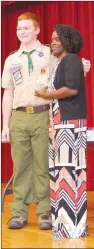  ??  ?? Jonathan VanNewkirk, 15, from Boy Scout Troop 770, presents the award for Volunteer of the Year to Nicole Ford of Jacksonvil­le.