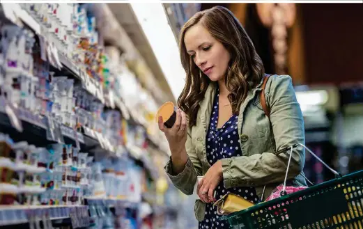  ??  ?? Wer steckt hinter dem Produkt? Händler schlichten Eigenmarke­n ins Regal, für deren Rezeptur sie selbst zuständig sind