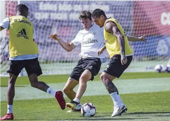  ??  ?? Edi Semedo deu apoio a Castillo na tentativa de superar a marcação de Conti