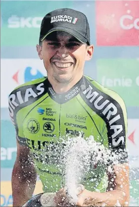  ?? FOTO: EFE ?? Óscar Rodríguez descorcha el cava para celebrar su triunfo de etapa en la Vuelta