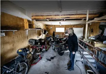  ??  ?? I det väl tilltagna garaget står motorcykla­rna uppradade i väntan på att bli rastade. Och det blir de – ofta och långt.