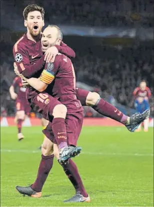  ?? FOTO: GETTY IMAGES ?? Leo Messi y Andrés Iniesta celebran el gol del Barça en Stamford Bridge