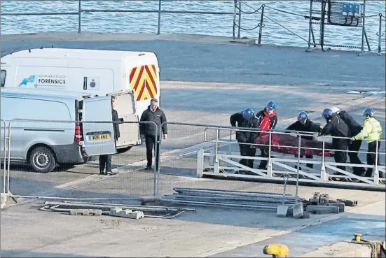  ?? STEVE PARSONS / AP ?? Los servicios de rescate, ayer, trasladan el cuerpo encontrado en los restos de la avioneta accidentad­a en el canal de la Mancha