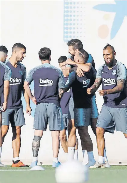  ?? FOTO: PEP MORATA ?? Arturo Vidal en la sesión de ayer con Messi, Suárez, Piqué y Alba. El chileno puede debutar como titular esta noche