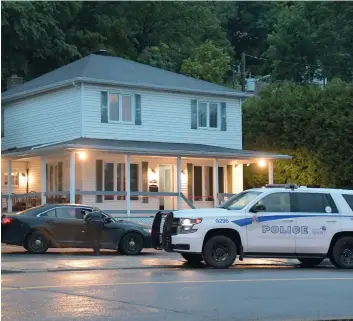  ?? PHOTO AGENCE QMI, GUY MARTEL ?? Les policiers sont intervenus dans cette résidence du boulevard Saint-claude vers 4 h, hier matin, où une femme aurait été atteinte d’un projectile tiré avec un fusil de calibre 12.