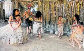  ??  ?? • La danza de la nacionalid­ad kichwa es al ritmo de un tambor. Los bailarines interactúa­n con los visitantes y prestan sus atuendos.