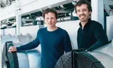  ?? Foto: Climeworks ?? Die beiden Maschinenb­auer Christoph Gebald (links) und Jan Wurzbacher haben den C02 Staubsauge­r entwickelt.