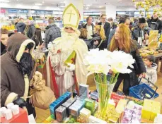  ?? ARCHIVFOTO: BODENSEE AIRPORT/FELIX KÄSTLE ?? Auch der Nikolaus freut sich über Parfüm-Schnäppche­n aus dem DutyFree-Shop.