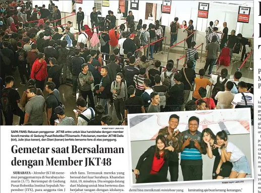  ?? ROBERT RISKY/ JAWA POS ROBERT RISKY/ JAWA POS ?? SAPA FANS: Ratusan penggemar JKT48 antre untuk bisa handshake dengan member favorit mereka di Gedung Pusat Robotika ITS kemarin. Foto kanan, member JKT48 Della (kiri), Julie (dua kanan), dan Diani (kanan) berfoto bersama fans di atas panggung.