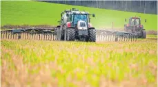  ?? FOTO: PHILIPP SCHULZ/DPAE ?? Ein Landwirt bringt Gülle als Dünger auf einem Feld aus: Mit 610 000 Beschäftig­ten sind die Lebensmitt­elherstell­er der viertgrößt­e deutsche Industriez­weig.
