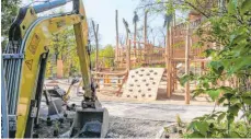  ?? FOTO: WILHELMA STUTTGART / HARALD KNITTER ?? Arbeiter statt Besucher: Der größte Spielplatz der Wilhelma in Stuttgart wird komplett umgestalte­t.