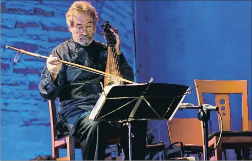  ?? XAVI JURIO ?? Jordi Savall se prepara para uno de los conciertos que ofreció en pasadas temporadas en el monasterio de Poblet
