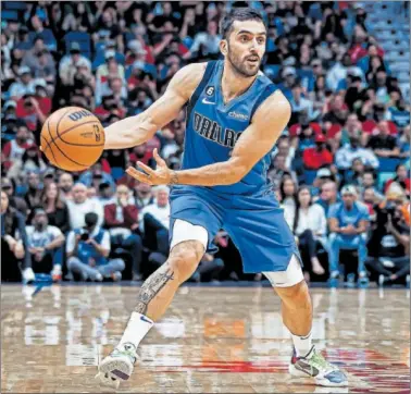  ?? ?? Facundo Campazzo busca un pase durante uno de sus partidos con Dallas Mavericks.