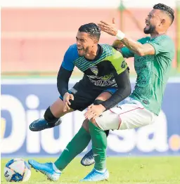  ??  ?? lucha. Carlos Discua y Nelson Muñoz luchan con todo por el balón durante la primera parte del partido.