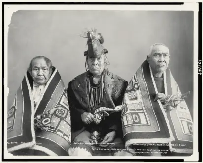  ??  ?? 1. Tlingit tourist bowl, 1890. Courtesy Jack Curtright.
2. A photograph­ic print of three brothers, old head-men of the Kak-vontons of the Chilkat tribe, published circa 1907. © Case & Draper.