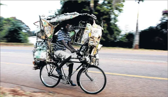  ?? PHOTOS: SANDILE NDLOVU ?? ON THE MOVE: Richard Ngobeni cycles from Blinkwater village in Giyani to Polokwane to make money from exhibiting his bicycle