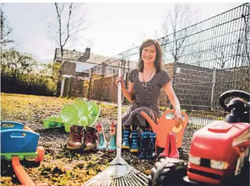  ?? RP-FOTO: ANNE ORTHEN ?? Marita Keßler richtet mit Unterstütz­ung der Anwohner den alten Bolzplatz in der Siedlung Schwarzer Weg wieder her.