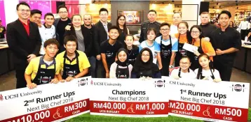 ??  ?? Group photo of the top six finalists with judges, Chef Abang Abdul Rahman Abang Omar (back row, fourth right), Chef Alex Wong (back row, third right), Chef Desmond Davies (back row, second right), UCSI University Sarawak Campus chief operating officer Mukvinder Kaur Sandhu (back row, fifth right), Samuel Pui (back row, sixth right) and their chef mentors and mentors’ assistants, after the competitio­ns.