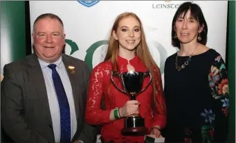  ??  ?? Kayleigh Moran of Bannow-Ballymitty with Jim Bolger (Leinster G.A.A. Chairman) and Catherine Daly (Leinster Scór Chairperso­n).