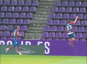  ?? FOTO: EFE ?? Malsa y Coke celebran el 1-3 conseguido por Coke en el José Zorrilla