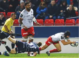  ??  ?? Hitting form: Leigh Halfpenny dives over for Toulon