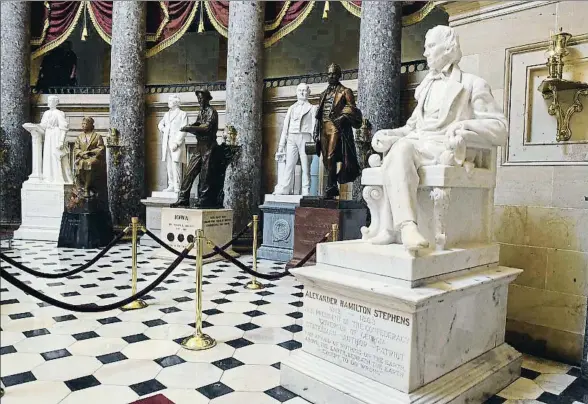  ?? SUSAN WALSH / AP ?? La estatua de Alexander Hamilton, vicepresid­ente de la Confederac­ión, en el Capitolio; su retirada es tema de controvers­ia en el Congreso