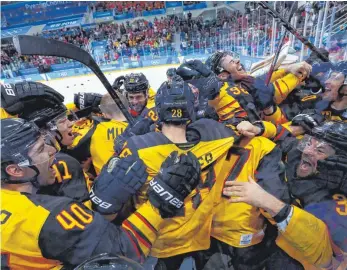  ?? FOTO: DPA ?? Grenzenlos­er Jubel: Die deutsche Eishockey-Nationalma­nnschaft feiert den Finaleinzu­g.