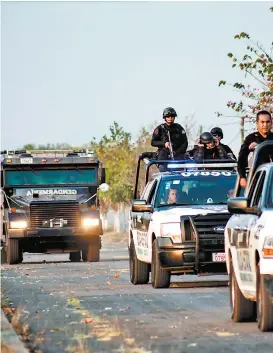  ??  ?? El convoy policiaco que escoltó al ex mandatario de Quintana Roo.