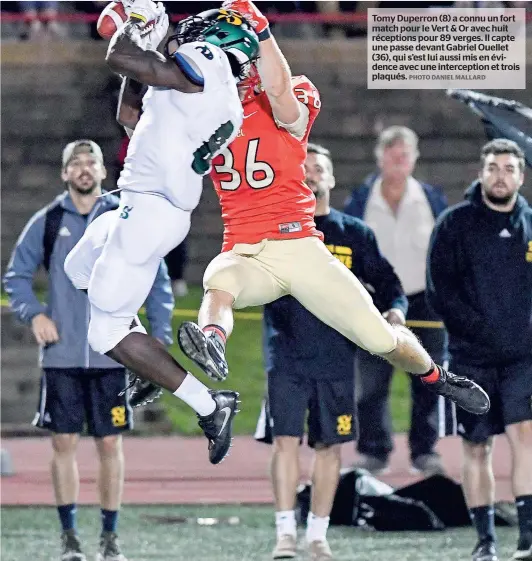  ?? PHOTO DANIEL MALLARD ?? Tomy Duperron (8) a connu un fort match pour le Vert & Or avec huit réceptions pour 89 verges. Il capte une passe devant Gabriel Ouellet (36), qui s’est lui aussi mis en évidence avec une intercepti­on et trois plaqués.