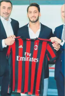  ??  ?? Procede del Leverkusen Calhanoglu, sexto fichaje del Milan