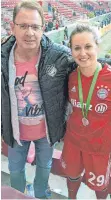  ?? ARCHIVFOTO: PRIVAT ?? Nicole Rolser nach dem DFB-Pokalfinal­e in Köln gegen den VfL Wolfsburg mit ihrer Silbermeda­ille und dem Teammanage­r des Landesligi­sten SV Mietingen, Reinhold Ackermann.
