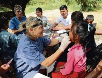  ?? Foto: privat ?? Die Zahnärzte Pauline Lehmann und Wulf Lehmann aus Aystetten sind seit 2009 Mitglieder der „Cambodia Child Aid“und be handeln Kinder in Kambodscha. „Mund auf“können sie inzwischen auch in der Landesspra­che sagen.