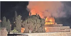  ?? FOTO: GOUNON/AFP ?? Feuer am Tempelberg nach den Zusammenst­ößen in Jerusalem.
