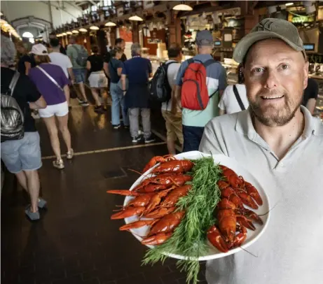  ?? FOTO: TIMO KARI ?? ■ I fiskbutike­n E. Eriksson säljer Juha Lindberg både flodkräfto­r och signalkräf­tor.