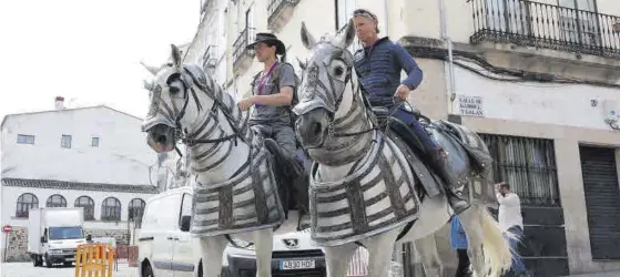  ?? SERGIO VELA ?? Elenco
Dos jinetes a lomos de los caballos de la producción de `La casa del dragón', este miércoles.