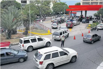  ?? CARLoS gARcíA/REUtERS ?? En Caracas, ayer, se registraro­n demoras en las estaciones de servicio