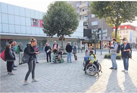  ?? FOTO: ROLAND KEUSCH (ARCHIV) ?? Im Rahmen des Fußverkehr­s-Checks waren Bürger und Experten Anfang September in der Innenstadt unterwegs.