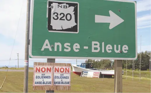  ??  ?? Le message est clair à l’entrée ouest du DSL d’Anse-Bleue, près de Grande-Anse. - Acadie Nouvelle: Réal Fradette