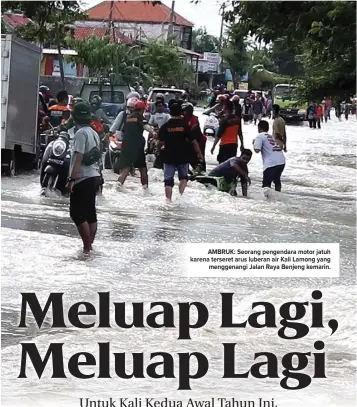  ??  ?? AMBRUK: Seorang pengendara motor jatuh karena terseret arus luberan air Kali Lamong yang menggenang­i Jalan Raya Benjeng kemarin.