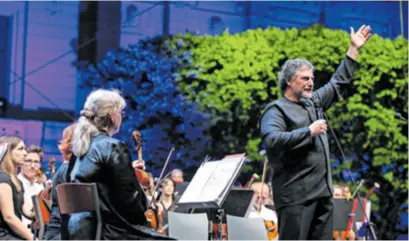  ?? ?? SLAVNI ARGENTINSK­I TENOR José Cura je, tvrdi Sandra Milankov, isplanirao festival po njenom konceptu i ideji, osim što mu je ime promijenje­no u Pelješac Festival Orebić