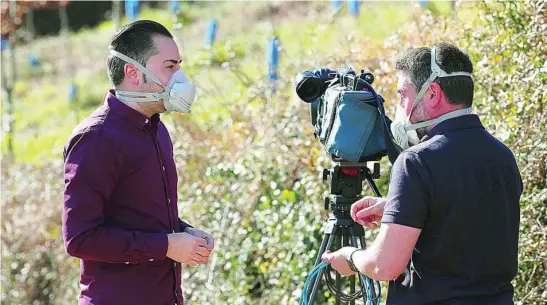  ?? EFE ?? Pese a que el Gobierno vasco habla de bajas concetraci­ones de toxinas, muchos deciden usar mascarilla­s para evitar problemas respirator­ios