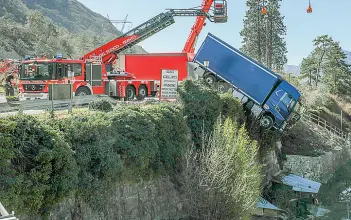  ?? Foto Rensi) ?? Nel vuoto È rimasto sospeso nel vuoto il camion condotto da Cesare Bordoni, 57 anni di Ferrara, morto ieri mattina per un incidente mortale a Vezzano dove si era fermato per una sosta(