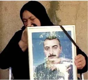  ??  ?? Une femme irakienne pleure la mort de son fils.