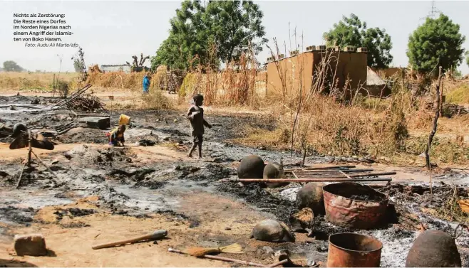  ?? Foto: Audu Ali Marte/afp ?? Nichts als Zerstörung:
Die Reste eines Dorfes im Norden Nigerias nach einem Angriff der Islamisten von Boko Haram.