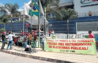  ?? ANDRE DUSEK/ESTADAO ?? Ato. Protesto atrasou assembleia da Eletrobrás que definiu venda de seis distribuid­oras